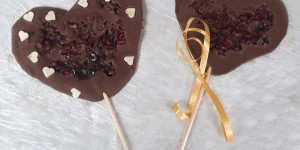Beitragsbild des Blogbeitrags Fruchtige Schokoladen Lollipops 