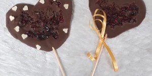 Beitragsbild des Blogbeitrags Fruchtige Schokoladen Lollipops