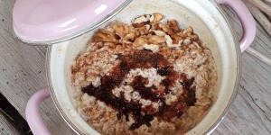Beitragsbild des Blogbeitrags Porridge mit Holunderbeeren-Birnen Fruchtaufstrich