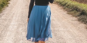 Beitragsbild des Blogbeitrags Mein liebstes Spätsommer-Outfit mit Plisseerock 
