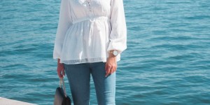 Beitragsbild des Blogbeitrags Mein Frühlingsoutfit mit weißer Bluse, Jeanshose und Sneaker 