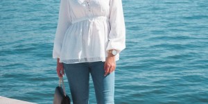 Beitragsbild des Blogbeitrags Mein Frühlingsoutfit mit weißer Bluse, Jeanshose und Sneaker