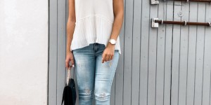 Beitragsbild des Blogbeitrags Mein Frühsommer Outfit: Ärmellose Bluse, Jeanshose und Ballerinas