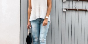 Beitragsbild des Blogbeitrags Mein Frühsommer Outfit: Ärmellose Bluse, Jeanshose und Ballerinas 