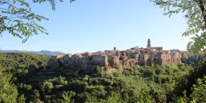 Beitragsbild des Blogbeitrags Zauber der Toskana Wohnmobil-Reise – die Tuffstein-Stadt Pitigliano 