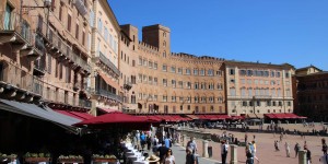 Beitragsbild des Blogbeitrags Abwechslungsreiche Wohnmobil-Fahrt nach Siena über das Bergdorf Pari und die Thermalquellen Petriolo