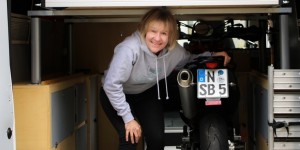 Beitragsbild des Blogbeitrags Mit Wohnmobil und Motorrädern – ein Ducato Selbstausbau 