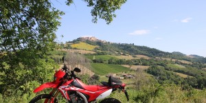 Beitragsbild des Blogbeitrags Im Hinterland der Marken – Wanderung zur Einsiedelei und Besuch im zauberhaften Ascoli Piceno 