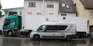 Beitragsbild des Blogbeitrags Selbstausbau Auflieger-Wohnmobil – wenn Platz und Gewicht keine Rolle spielen