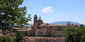 Beitragsbild des Blogbeitrags Ausflug zur größten Abtei der Marken und nach Urbino 