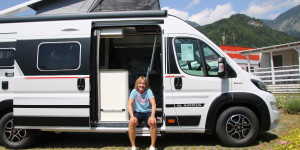 Beitragsbild des Blogbeitrags Campingbus mit Aufstelldach und Hubbett für vier Personen – der Adria Twin 640 SGX Sports Edition 