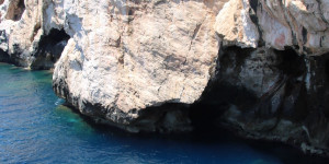 Beitragsbild des Blogbeitrags Mit Campingbus und Roller im Norden Sardiniens