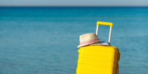 Beitragsbild des Blogbeitrags Schönen Urlaub! Mit der richtigen Reiseapotheke entspannt genießen!