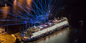 Beitragsbild des Blogbeitrags Lightshow extrem: Schiffstaufe im Hamburger Hafen 