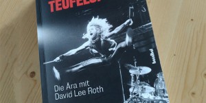 Beitragsbild des Blogbeitrags „VAN HALEN – Teufelspakt – Die Ära mit David Lee Roth – für Euch gelesen – BUCHKRITIK