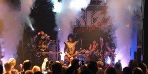Beitragsbild des Blogbeitrags KISS FOREVER BAND Live & Foto Review 