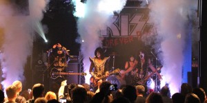 Beitragsbild des Blogbeitrags KISS FOREVER BAND Live & Foto Review