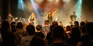 Beitragsbild des Blogbeitrags LA Rock Landshut mit Bonfire, Haïrdrÿer, Wild Shift, Frogstitution und Keep It Close – Fotoreview