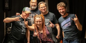Beitragsbild des Blogbeitrags Roland im Interview mit der Münchner Female-Fronted Kickass-Metal Band I SET FIRE