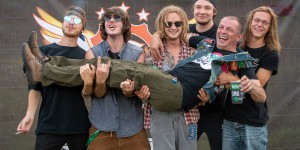 Beitragsbild des Blogbeitrags Trouble in the Neighborhood – Die geheime Sensation vom Area53 Festival – Auf a Bier bei mir…