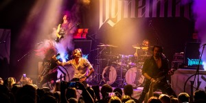 Beitragsbild des Blogbeitrags Kissin‘ Dynamite im ausverkauften Spectrum Club in Augsburg – ein Foto Review von Roland Lorenz