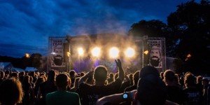 Beitragsbild des Blogbeitrags Monasteria Rock Festival im Münsterland – jetzt Tickets sichern und Festival unterstützen! 