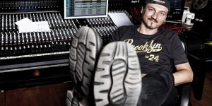 Beitragsbild des Blogbeitrags AXXIS Frontman Bernhard Weiss im Gespräch über den Virus der modernen Zeit und die Zukunft