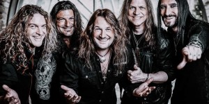 Beitragsbild des Blogbeitrags „Zwischen Klassik, Rocknroll und Powermetal! Der vielseitige Uniprofessor Steven Mageney im Gespräch 