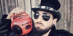 Beitragsbild des Blogbeitrags Zwischen Metal, Tattos und Volksrock -der Tiroler Musiker Stefan „Stevy Wilhelm über Freiwild und Finkenberg