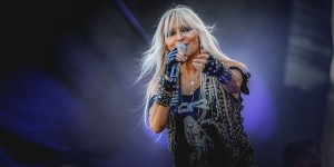 Beitragsbild des Blogbeitrags Endlich wieder „Raise your Fist“ – Konzertreview zu DORO’s erstem Drive-In-Konzert in Worms