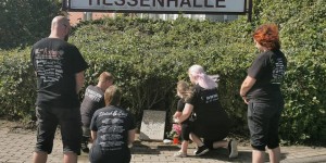 Beitragsbild des Blogbeitrags Treue Fans des Ehrlich & Laut Festivals im hessischen Alsfeld tragen ihre Erinnerungen „zu Grabe“ 