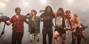 Beitragsbild des Blogbeitrags Pussies on the Dancefloor und Bürokratic Monsters “Abstandskonzert” im Backstage München – Konzertreview