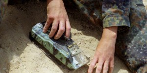 Beitragsbild des Blogbeitrags Bluthund – Soldatinnen & Soldaten (Flintenuschi Edit) – Video Premiere