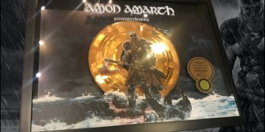 Beitragsbild des Blogbeitrags Amon Amarth erhalten Goldauszeichung für ‚Jomsviking‘ und veröffentlichen neues Video! 