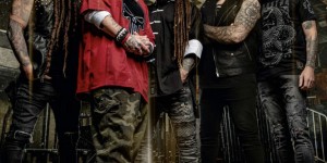 Beitragsbild des Blogbeitrags FIVE FINGER DEATH PUNCH veröffentlichen Musikvideo „Living The Dream“ – Hammerkritisch!
