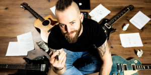Beitragsbild des Blogbeitrags Max Roxton – Im Gespräch über Out Of Control – Interview