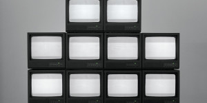 Beitragsbild des Blogbeitrags RISE AGAINST: „Weniger kann mehr sein“ mit einer neu gestalteten orchestralen Version der brennenden Hymne „Nowhere Generation“