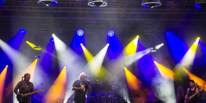 Beitragsbild des Blogbeitrags OPUS – sagen zum Abschied leise „Servus“… Abschiedstournee – Auftakt beim „Mit Abstand Festival“ in Radfeld / Tirol – Ein Review