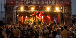 Beitragsbild des Blogbeitrags Betontod und Kadavar beim „Sommer am Kiez“ in Augsburg am 13./14.8.2021 / Fotoreview 