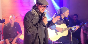 Beitragsbild des Blogbeitrags „Wine, Women and Song“ –                  Geoff Tate und Elvis rockten beim Herbstfest des Weinguts Rinklin in Eichstetten 