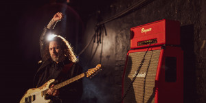 Beitragsbild des Blogbeitrags EVERGREY – Gitarrist HENRIK DANHAGE veröffentlicht erste Single seines Soloprojekts neben der zweiten Auflage seiner Signature Charvel Gitarre