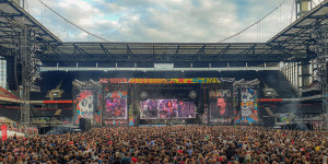 Beitragsbild des Blogbeitrags Die Toten Hosen: Vollgas-Tourstart bei Auswärtsspiel in Köln