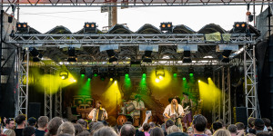 Beitragsbild des Blogbeitrags Gelungener Auftakt zu den Sommer am Kiez Wochenenden in Augsburg, mit Mono Inc und Mr. Hurley & Die Pulveraffen – Fotoreview