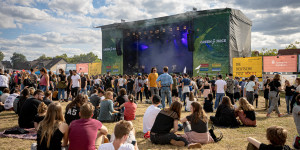 Beitragsbild des Blogbeitrags Green Juice Festival in Bonn 2022: 3 TAGE, 2 BÜHNEN, 17 ARTISTS 