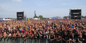 Beitragsbild des Blogbeitrags Von der Staubwüste bis zur Schlammschlacht, das Summerbreeze 2022, Teil Eins von Zwei!