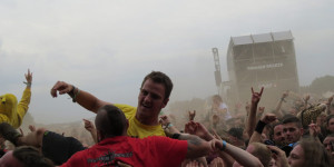 Beitragsbild des Blogbeitrags Von der Staubwüste bis zur Schlammschlacht, das Summerbreeze 2022, Teil Zwei von Zwei!