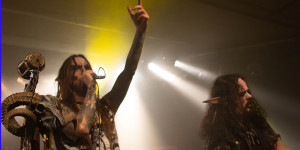 Beitragsbild des Blogbeitrags Nordischer Metal Tsunami über Tirol – Finntroll, Skalmöld und Brymir live im Komma Wörgl 