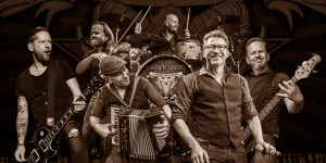 Beitragsbild des Blogbeitrags Fiddler´s Green im Interview über deren Weihnachtsalbum, Weihnachtsfeiern und rote Linien die man nicht überschreiten sollte!
