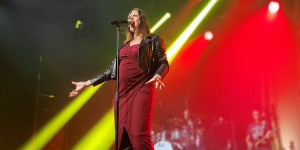 Beitragsbild des Blogbeitrags FLOOR JANSEN  – Nightwish-Frontfrau brilliert auch Live bei ihrer ersten Solotour zu ihrem Debutalbum „Paragon“- Konzertbericht aus Neu Isenburg 