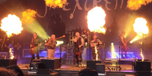 Beitragsbild des Blogbeitrags IN EXTREMO – „Heiße Show“ beim Start zur „Carpe Noctem Burgentour 2023“ -Konzertbericht aus der Festung Ehrenbreitstein in Koblenz